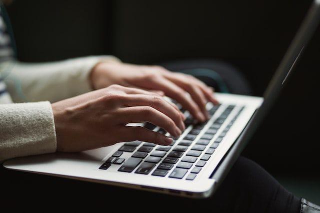 Demasiado poder, poco control: policía utiliza un software de captura de datos en una trama de extorsión sexual