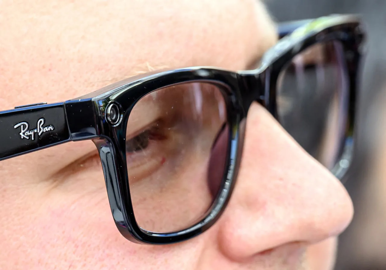 Ein Mann mit der smarten Ray-Ban Meta-Brille