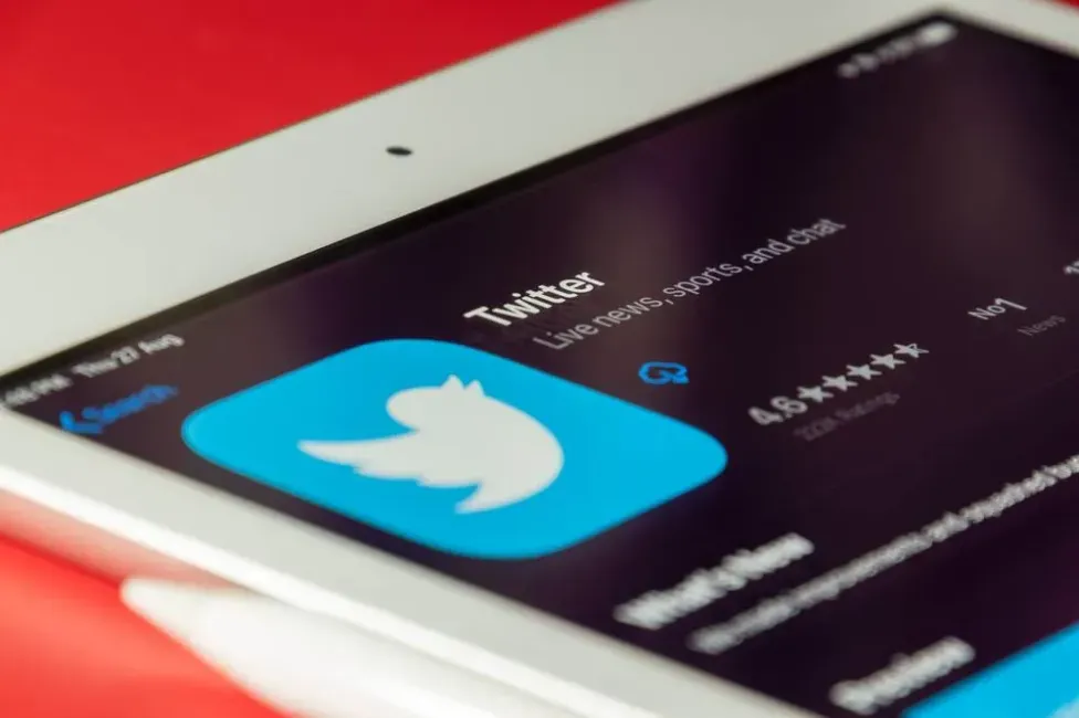 Twitter 应用安全费用、Apple 想要更多广告、AI 不受版权保护以及更多消息：AdGuard 消息摘要