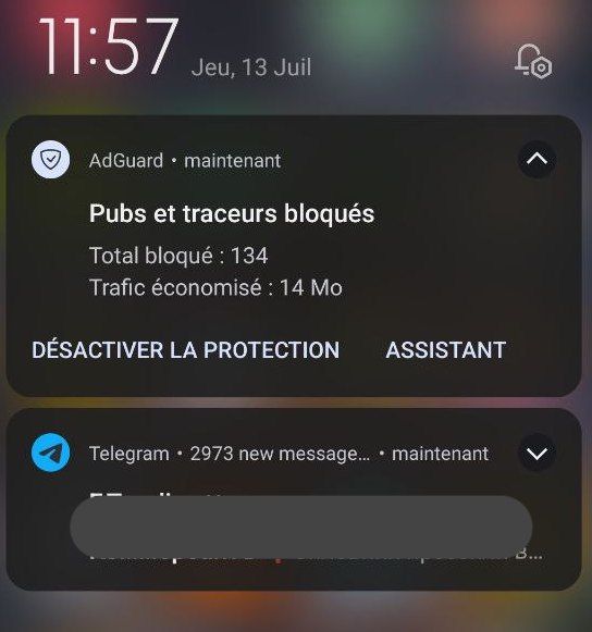 Déployez la notification AdGuard depuis le haut d'écran *mobile_border