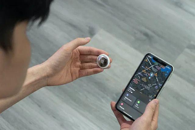 Apples Tracking-Problem, Untergang des KI‑Erkennung‑Tools, Augen‑Scan‑Projekt von OpenAI‑Chef. AdGuards Digest